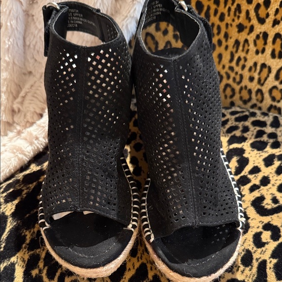 Daisy Fuentes Black Cutout Espadrille Wedges - Picture 1 of 4